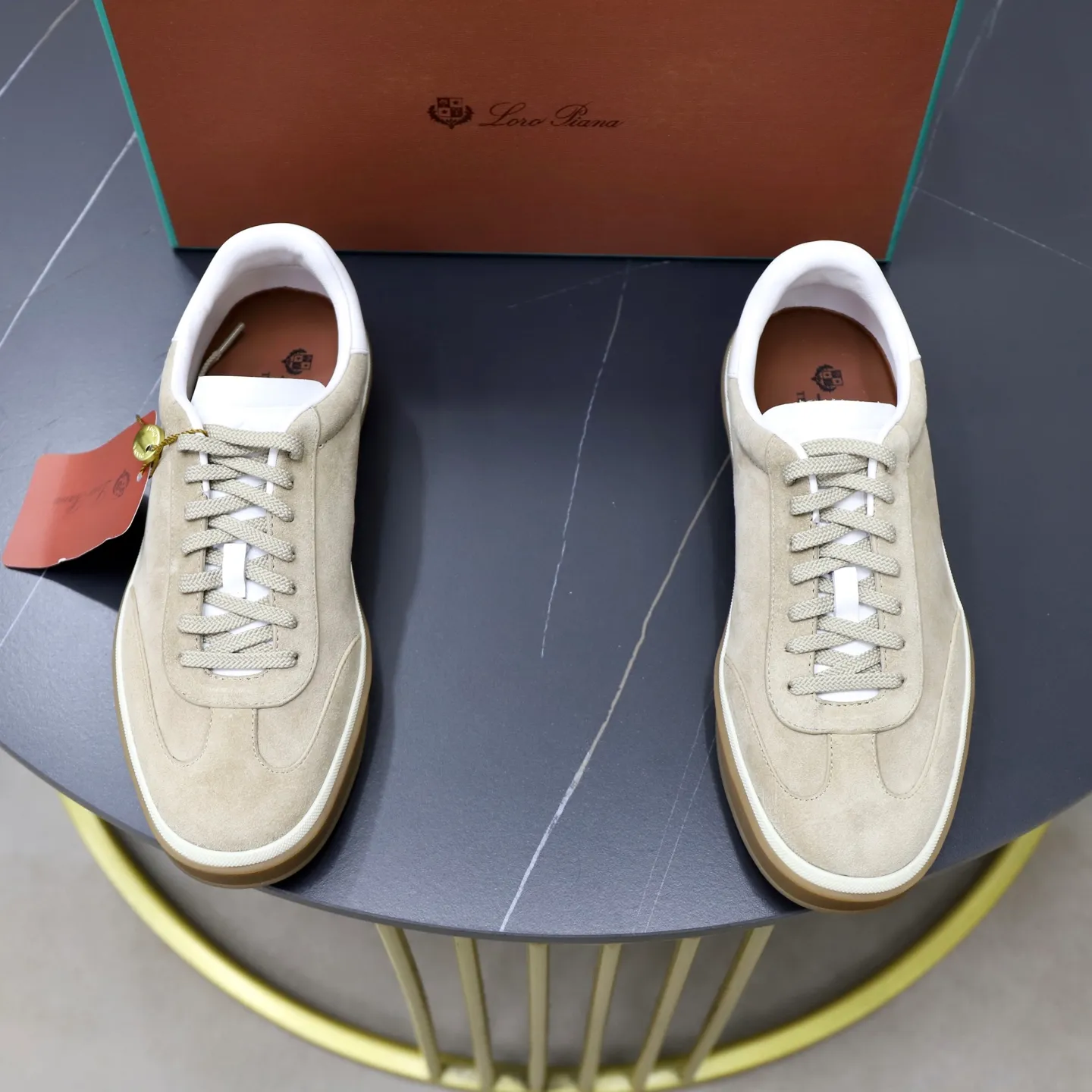 Ex-factory price: 560💰Loro Riana men’s moral training sneakers! Made from high-quality materials and designed in a low-cut silhouette, it offers an elegant and stylish look that's suitable for year-round wear. The unique double-layer sole aesthetic design, caramel cup-shaped outsole is decorated with off-white rubber trim, creating an attractive color combination. Pair with tailored pieces or jeans for a sophisticated yet casual look. The heel is decorated with soft cow leather tongue with Kummel color inserts and cotton laces with embossed LP logo. Upper: cow split suede. Lining: original thickened soft sheepskin. Size: 38-39-40-41-42-43-44 (customized in 45.46)